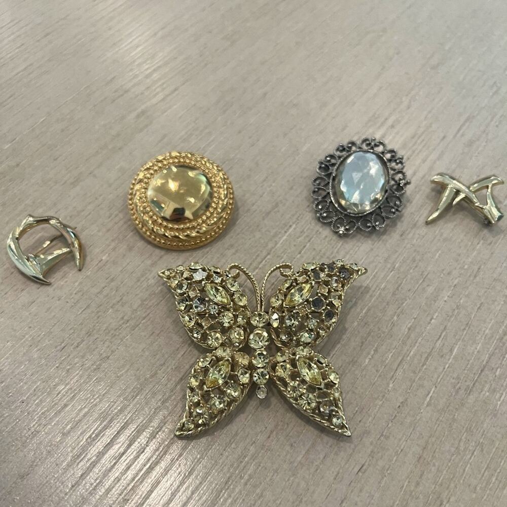 Five vintage 1970s brooch and pin lot